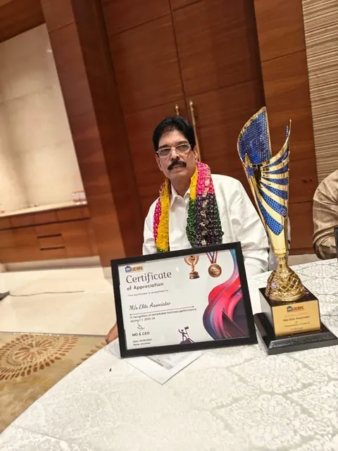 V. Rama Rao with LIC HFL’s FY 2023-24 Certificate of Appreciation and trophy for Elite Associates